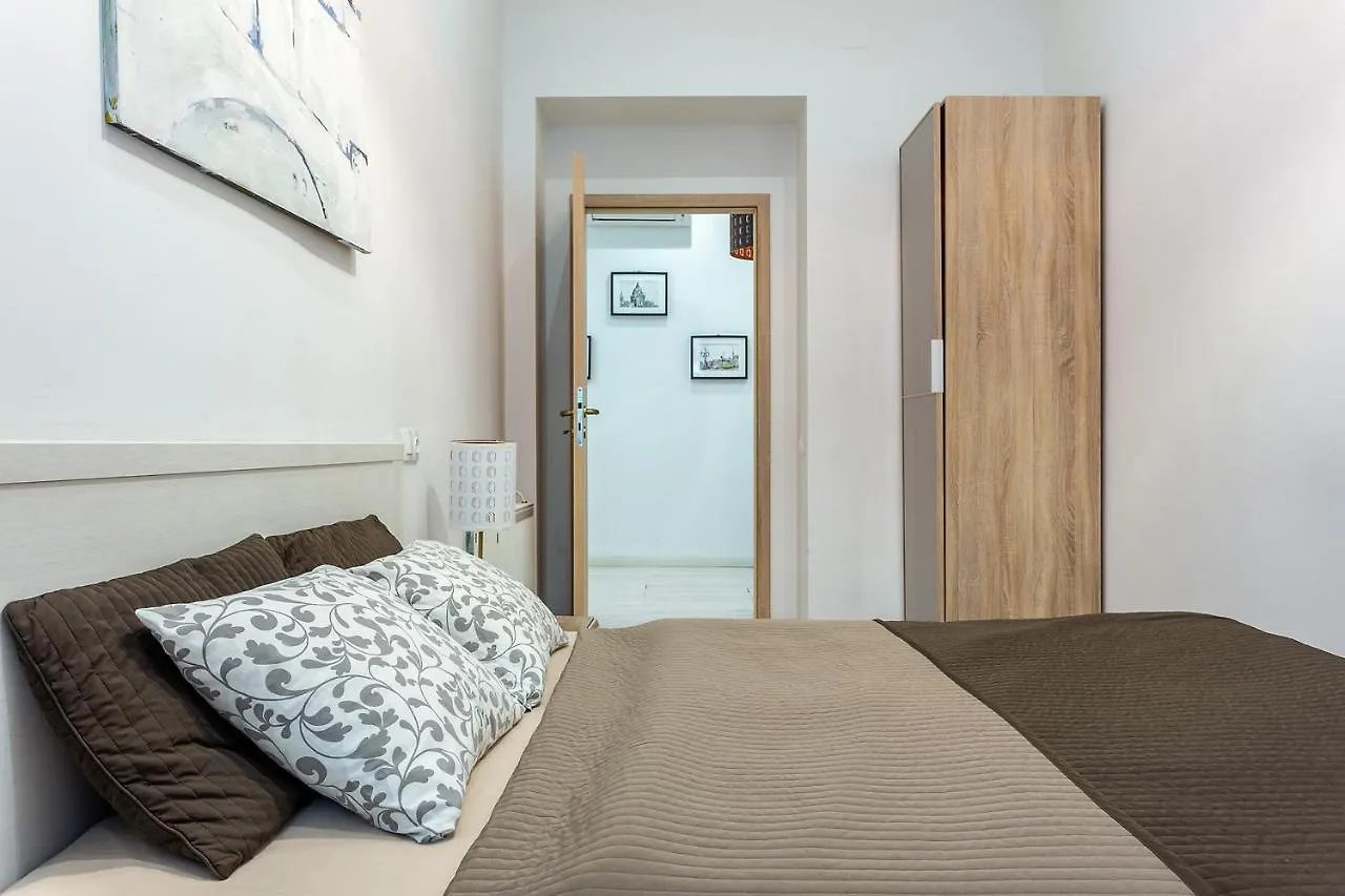 Goldcentral Apartment Dob-Cozy Place Next To Mazel Tov-Two Bedrooms 부다페스트 헝가리